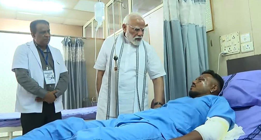 আমদাবাদে গিয়ে দুর্ঘটনাস্থল ঘুরে দেখলেন প্রধানমন্ত্রী নরেন্দ্র মোদি