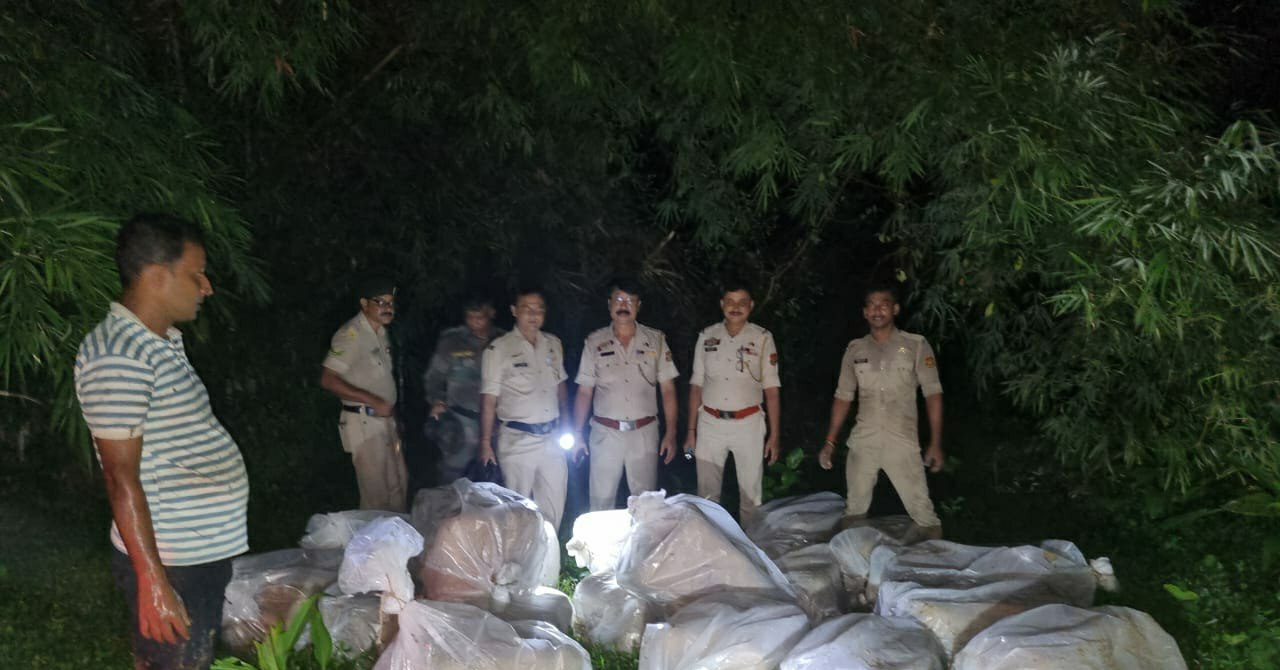 চোরাচালানের ছক ভেস্তে দিল খোয়াই থানার পুলিশ, উদ্ধার ১৯ বস্তা কাপড়